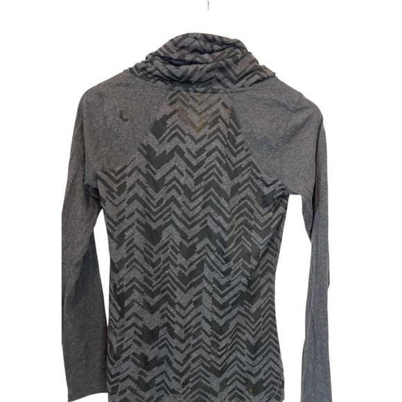 Women's Lolë Gray Black Patterned Long Sleeve Tee Small Funnel Neck - Picture 5 of 9